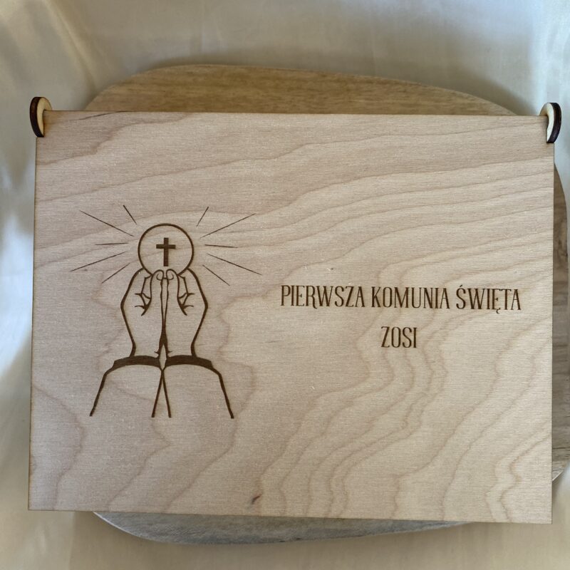Drewniane pudełko na Komunię z grawerem – 20 x 15,5 x 4,5 cm